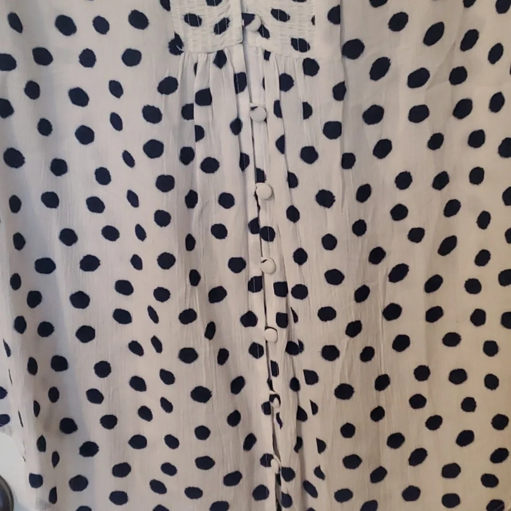 Liz Claiborne White and Blue polka dot sleevless tunic - Picture 4 of 4